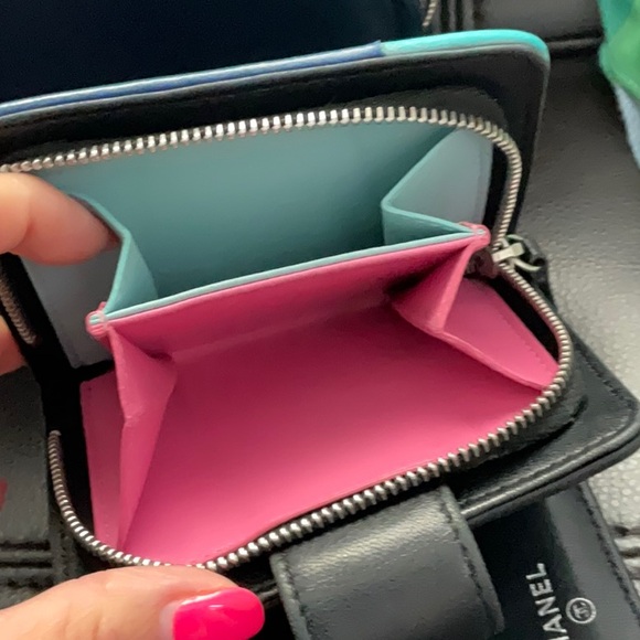 CHANEL COMPACT TRICOLOR WALLET. In excellent used condition - Picture 5 of 6